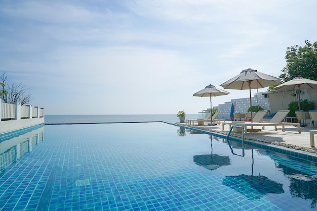 piscina de cama vacía alrededor de la piscina con fondo de mar concepto de vacaciones y vacaciones