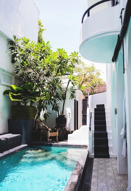 Piscina en la casa blanca de diseño griego.