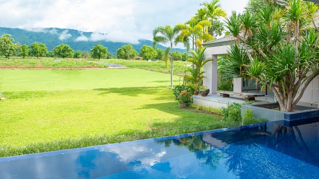 Piscina en casa moderna y vista a la montaña