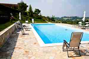 Foto piscina de un centro de belleza italiano en medio de viñedos, zona de monferrato, región de piemonte.