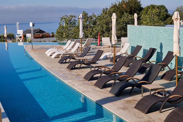 Una piscina cerca de la costa del Mar Negro. Crimea, Yalta. Vacaciones en el centro de recreación.