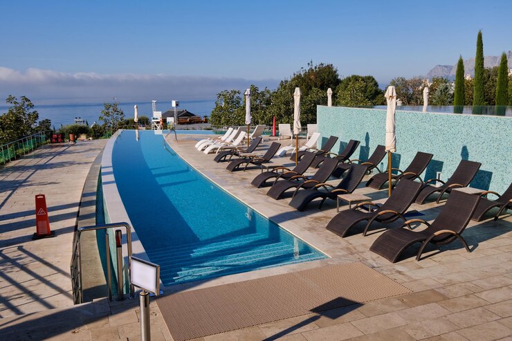 Una piscina cerca de la costa del Mar Negro. Crimea, Yalta. Vacaciones en el centro de recreación.