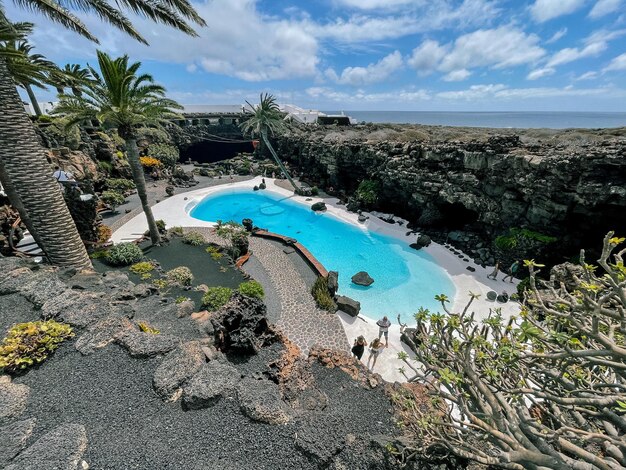 Piscina cercada por falésias vulcânicas