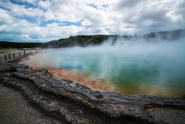 Piscina de champán en Rotorua, Nueva Zelanda al amanecer