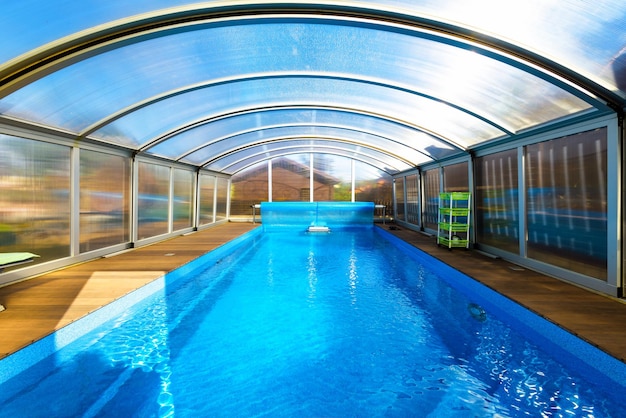 Piscina com água azul e tenda de plástico transparente