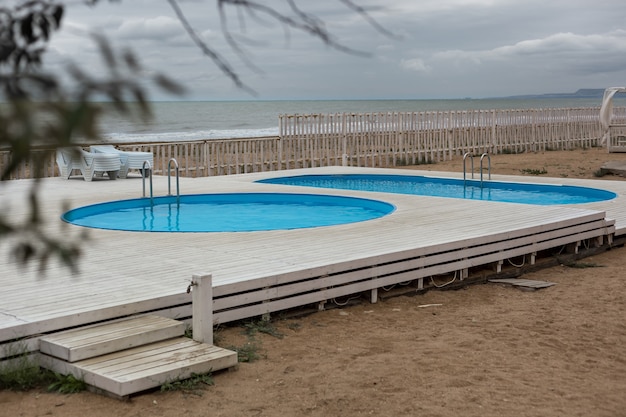 Piscina com água azul na praia