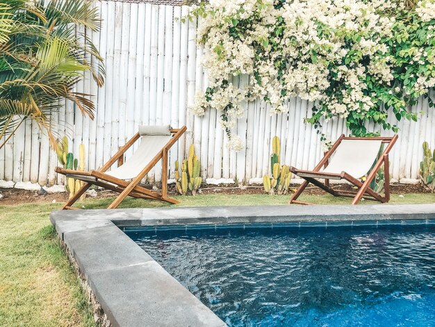 Foto piscina com cadeiras em bali