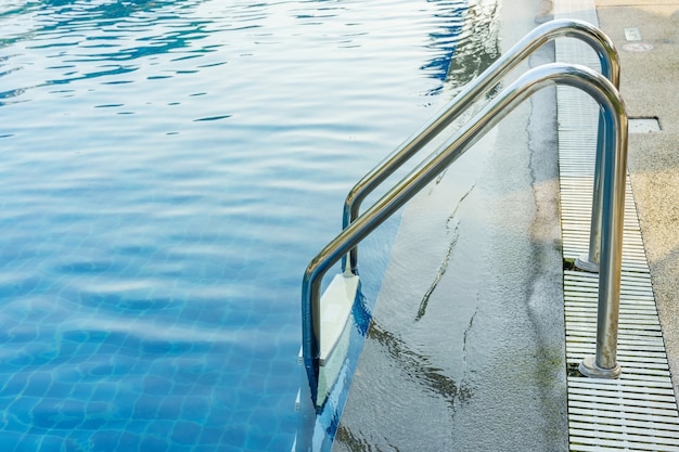 Piscina com corrimão ou escada no hotel