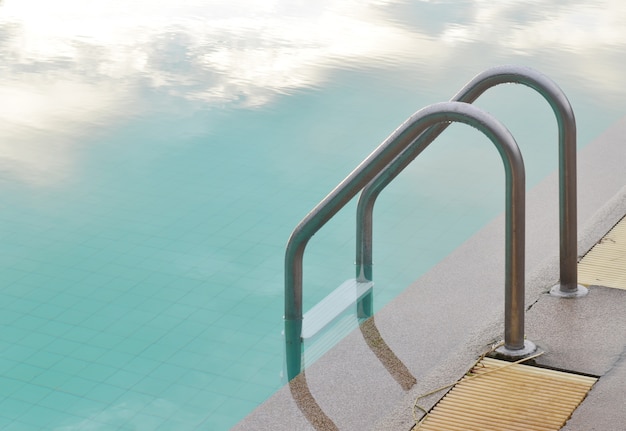 Piscina com escada no hotel na Tailândia