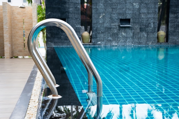 Piscina com escada no hotel