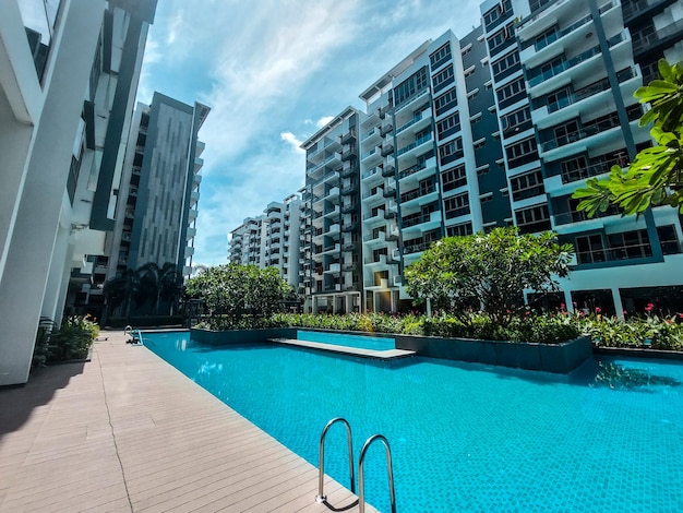 Foto piscina com fundo de edifício