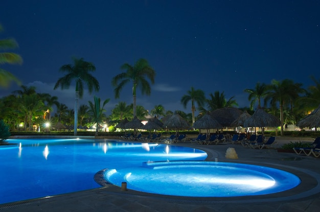 Piscina com iluminação noturna