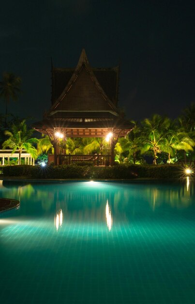 Piscina com iluminação noturna