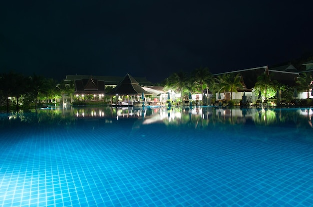 Piscina com iluminação noturna