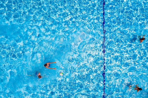 Piscina com pessoas jogando, visão aérea