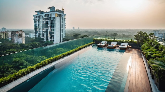 Piscina com poltronas com vista para a cidade