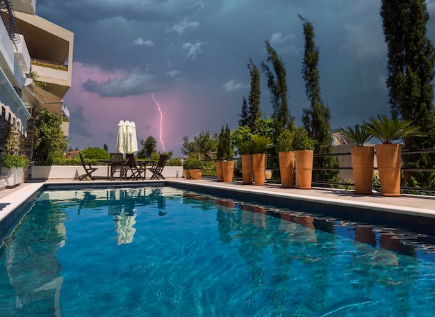 Piscina com vista deslumbrante em apartamento e iluminação