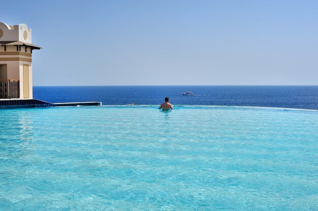 Piscina com vista para o fundo do mar