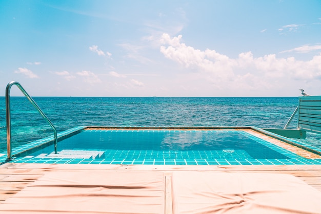 piscina com vista para o mar nas Maldivas