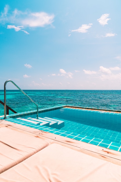 piscina com vista para o mar nas Maldivas