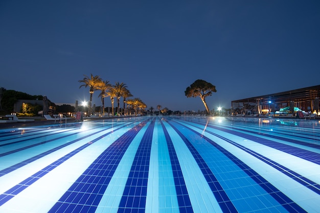 piscina del complejo iluminada por la noche