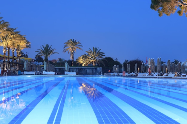 piscina del complejo iluminada por la noche