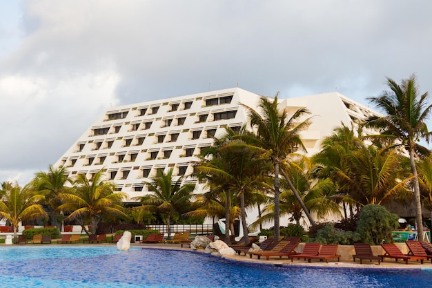 Piscina en el complejo vacacional en México.