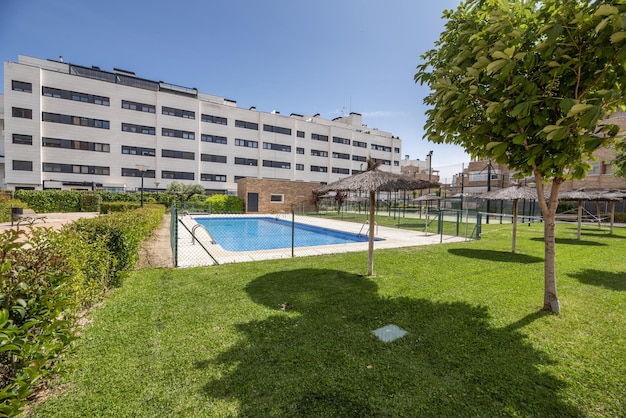 Piscina de una comunidad de vecinos con aguas cristalinas