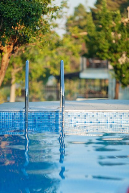 Foto piscina contra los árboles