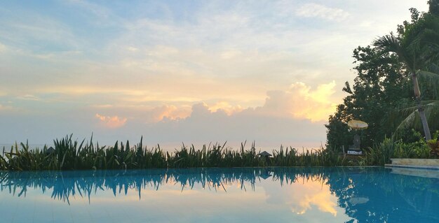 Foto piscina contra el cielo durante la puesta de sol