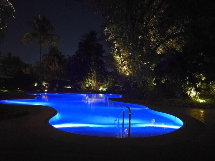 Foto piscina contra o céu azul à noite