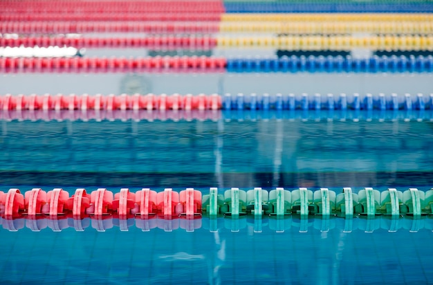 Piscina cubierta y carril en la superficie del agua para deportes al aire libre