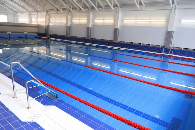 Piscina cubierta vacía con agua limpia