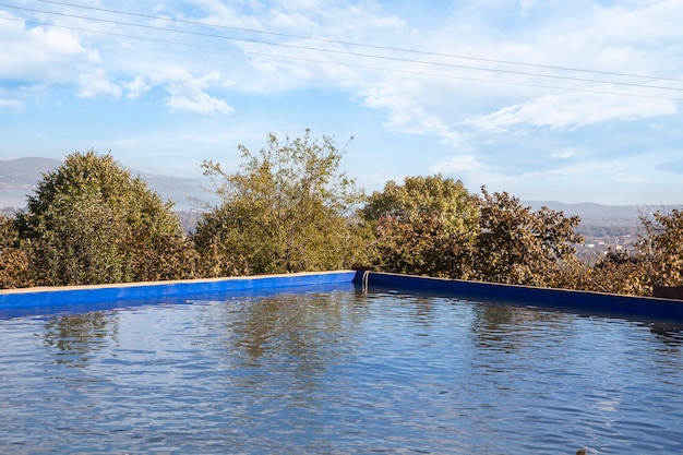 Piscina de água azul cercada por árvores