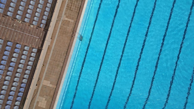 Foto piscina de água azul sem pessoas