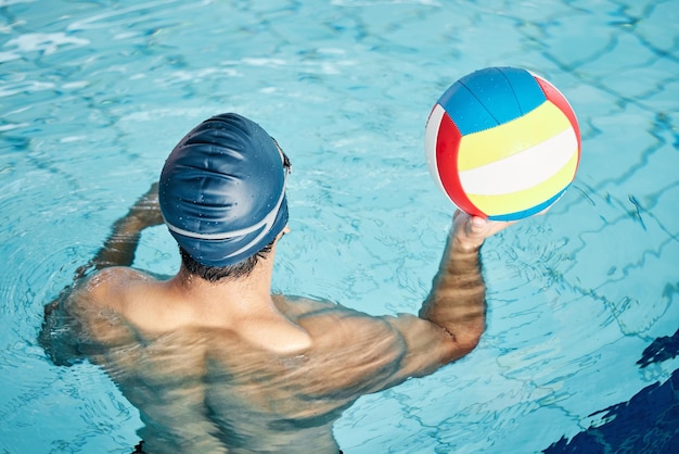 Piscina de homem ou jogador de pólo aquático com boné ou óculos de proteção em treinamento de jogos esportivos ou treino para fitness de competição Exercício nadador ou atleta e equipamento de match play em objetivos de desafio