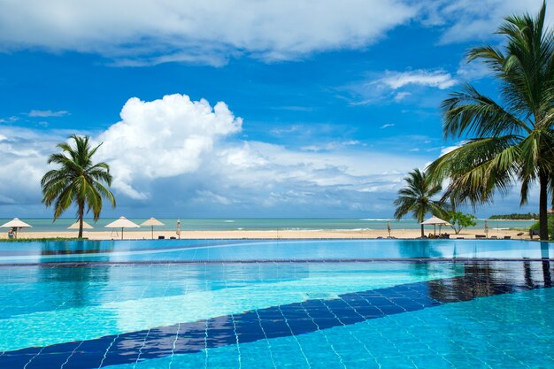 Piscina de hotel de luxo