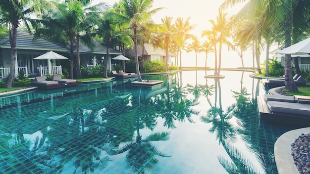 Piscina de luxo em frente a villas tropicais privadas no hotel