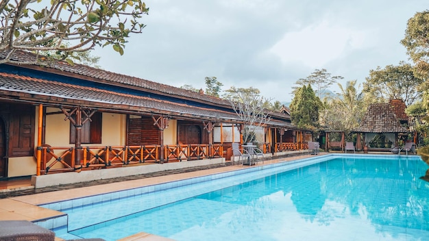 Foto la piscina dentro o cerca del complejo