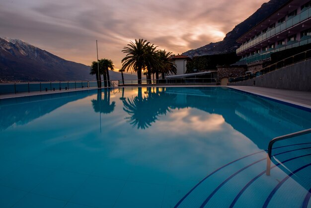 Piscina deserta à noite no inverno