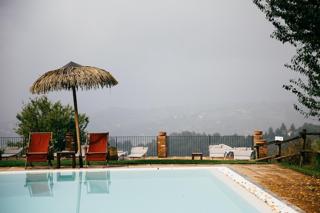 Piscina en día gris