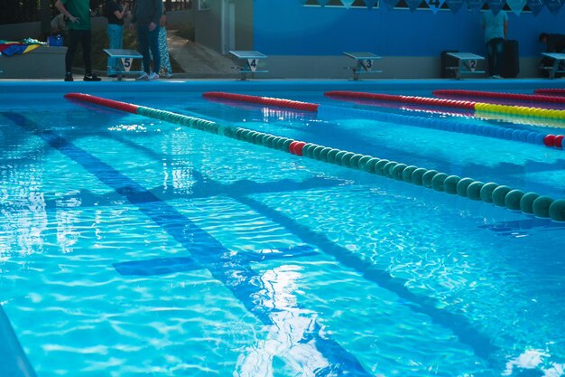 Foto una piscina con un divisor verde y rojo que dice 