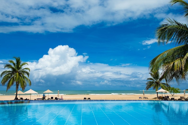 Piscina do hotel de luxo