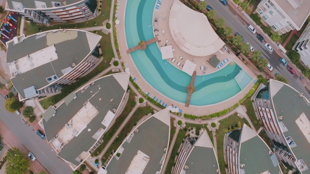 Piscina e construção de hotel de luxo Vista superior Vista aérea de drones do território do hotel Água azul