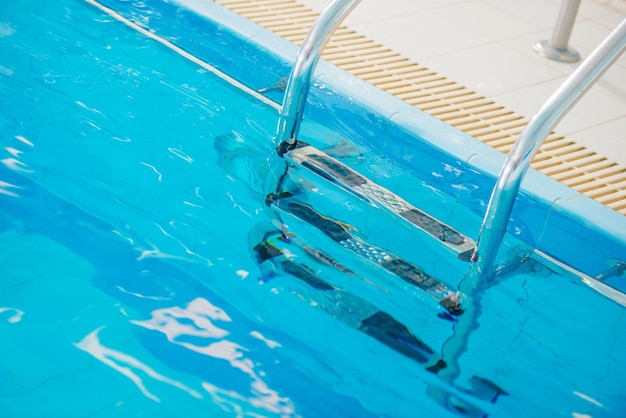 Piscina e escada de aço inoxidável