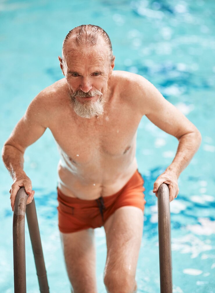 Foto piscina e exercício para fisioterapia, fisioterapia e saúde para homens idosos. centro aquático e hidroterapia para exercícios, aposentadoria e mobilidade cardioativa ativa.