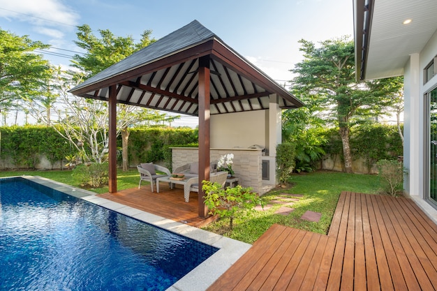 Piscina e pavilhão com jardim verde