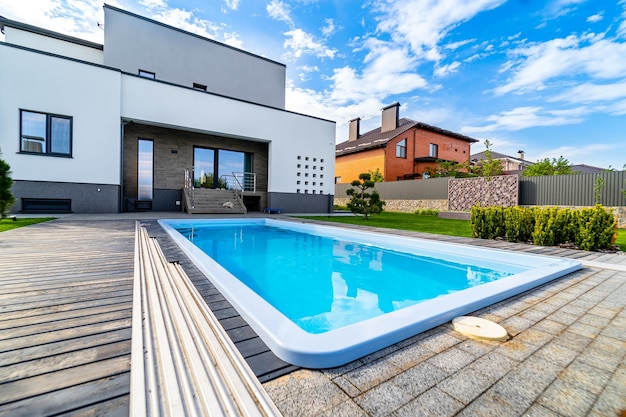 Piscina em casa luxuosa água limpa vista do chão casa atualizada com varanda aberta e garagem arquitetura moderna