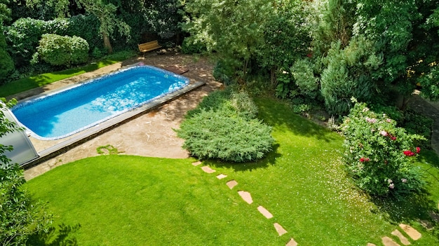 Piscina em linda vista aérea do jardim