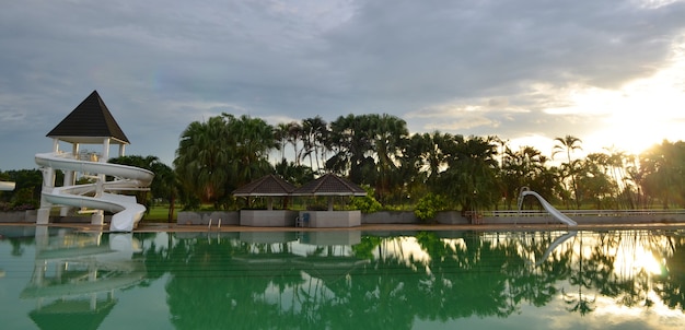 piscina em resort tropical